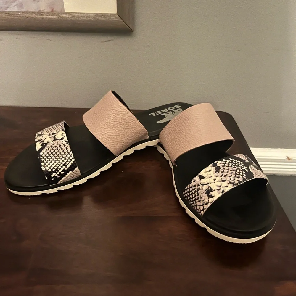 New! SOREL Roaming Slide Sandals. Snakeskin & Blush Pink Leather.  Size 9.5